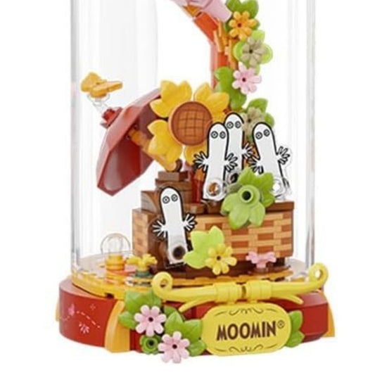 Detailed view of the brick-built picnic basket, sunflower, and white Hattifattener characters in the Pantasy Moomin set.