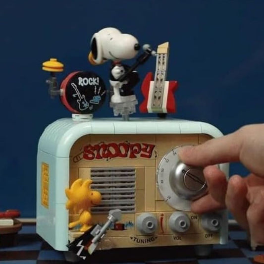 Pantasy Peanuts Snoopy Retro Radio Building Block Set - 305 Piece Collectible Display