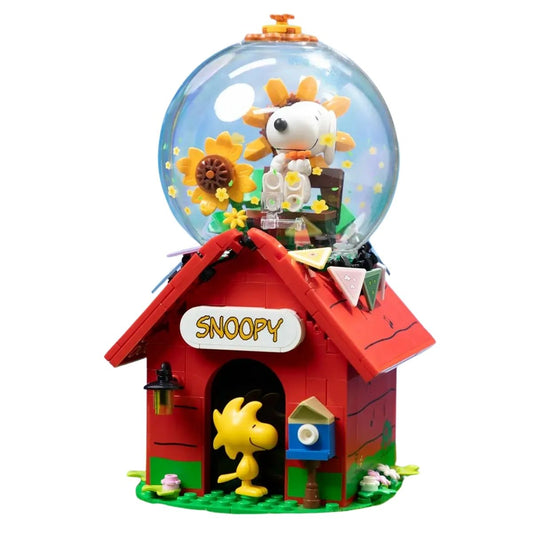 Pantasy Peanuts Snoopy's Red House 243-piece building block set featuring Snoopy and Woodstock.