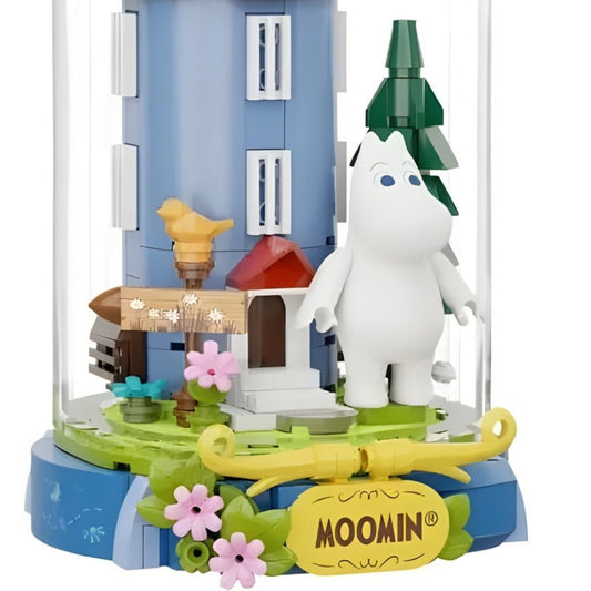 Close-up of the brick-built white Moomin character standing in front of the blue and red Moominhouse in the Pantasy set.