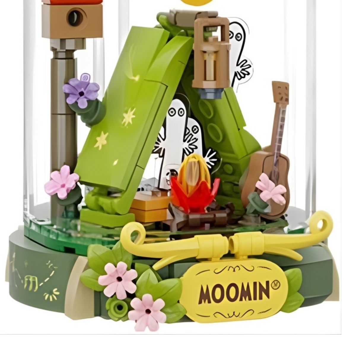 Detailed view of the green tent, campfire, guitar, and MOOMIN nameplate at the base of the Pantasy building set.