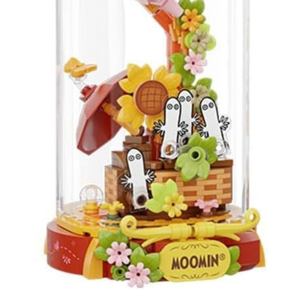 Detailed view of the brick-built picnic basket, sunflower, and white Hattifattener characters in the Pantasy Moomin set.