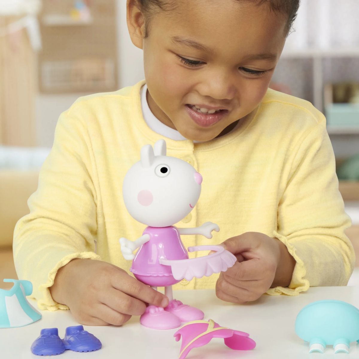 Peppa Pig Dress-Up 6” Figure with 6 Fashion Accessories, Suzy Sheep