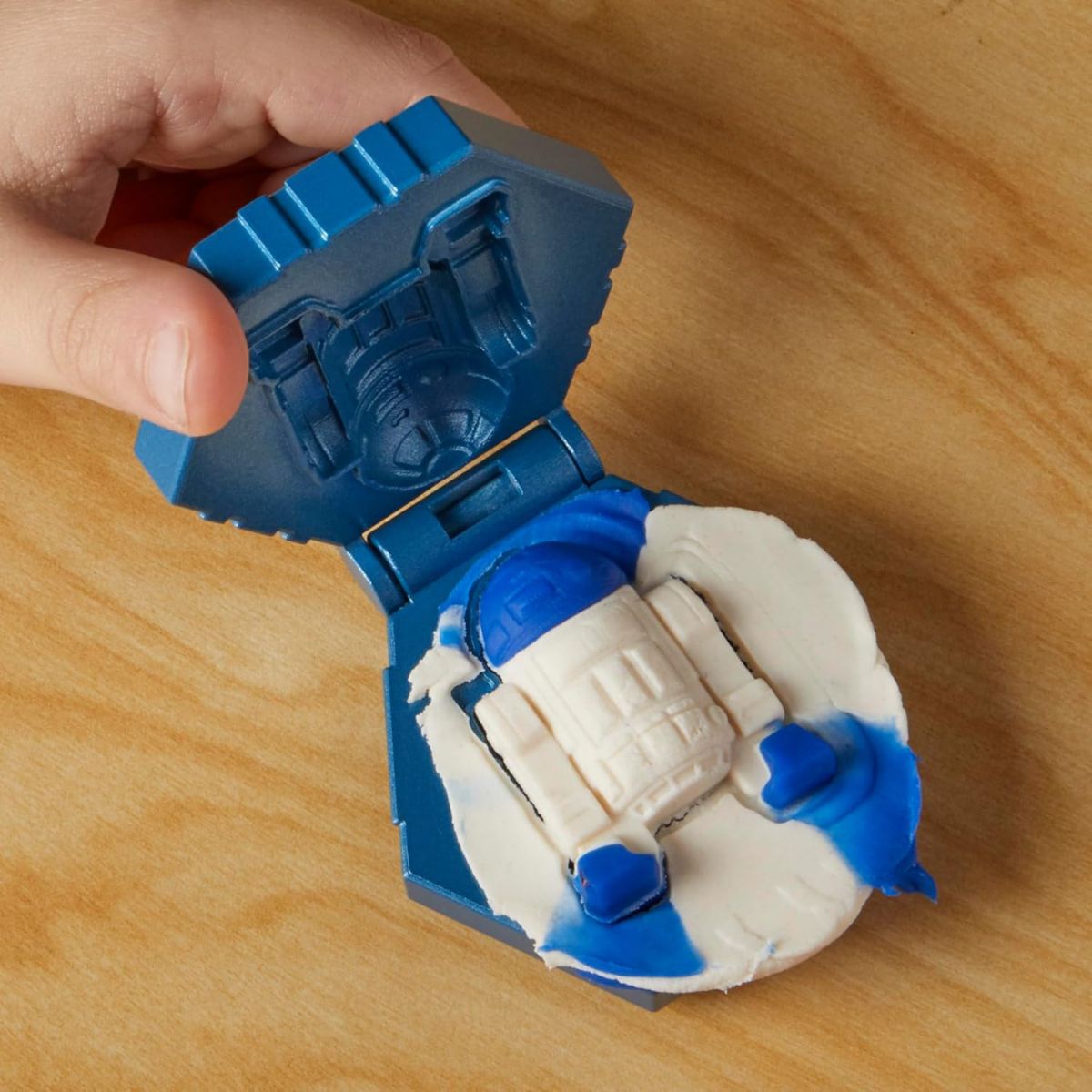 Play-Doh Star Wars Squish & Slice, Darth Vader, Luke Skywalker 4" Inch Action Figures with R2-D2, Stormtrooper & Lightsaber Molds